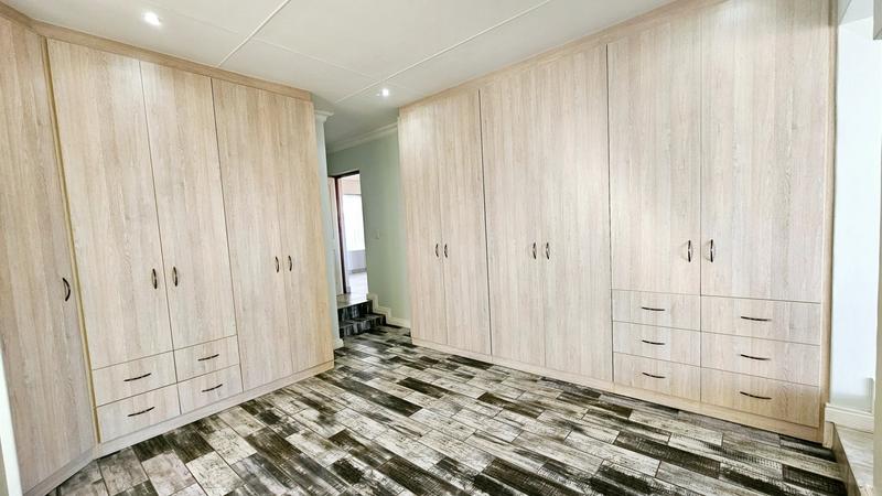 6 Bedroom Property for Sale in Dana Bay Western Cape